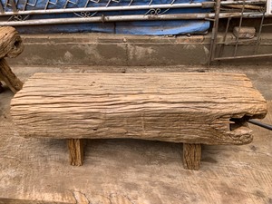 精品新出铁力木木槽凳，器形规整，坐面平滑，通体采用全风化料子