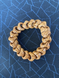 九曲连环桃核手串,纯手工制作,精工制作,同样的尺寸比做工,同