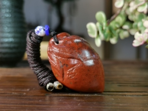 大红袍寿山石桃子鸡心坠一个!正宗寿山石,高山品种,通体满朱砂