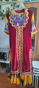 新疆维吾尔舞蹈服礼服 金丝绒马甲+艾德莱丝连衣裙+花帽。9成