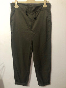 HM军绿色九分裤子，化纤➕棉的一个面料，摸起来滑滑的，质感很
