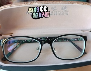 框架眼镜600度，实体店配的，非常轻便，样式好看，现低价转让