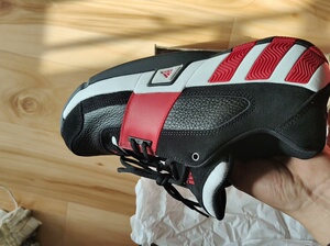 阿迪篮球鞋 regulate 黑红白,270内长44码,尺码