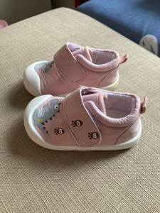 巴布豆学步鞋14码,内长12厘米.孩子走路晚,没有下过地.