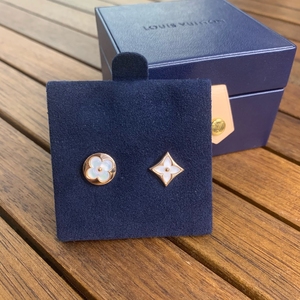 lv白贝母耳钉