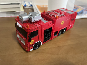 名创优品买的红色变形金刚消防车 低价转让 品相如图 脚部断掉