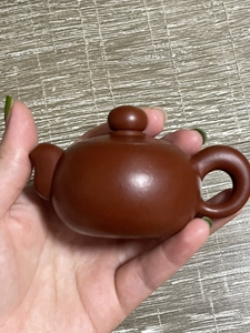吴佩姬老师的作品《贵妃》,大红袍泥料,超可爱的一个潮州手拉壶
