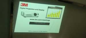 出一台投影仪3MX75C，灯泡使用200多小时。画面清晰效果