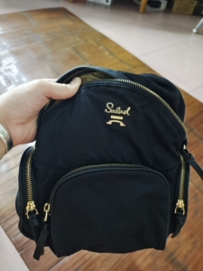 salad双肩包,购于专柜,包包虽小好,容量很大很能装,闲置