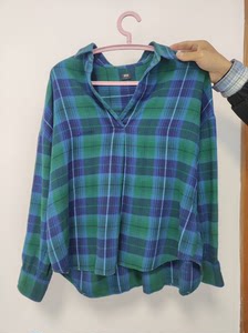 优衣库uniqlo蓝绿格子套头衬衫。里面搭配高领或中高领打底