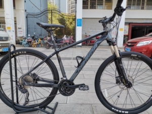 车行出辆美利达战神730山地车,成色好,车子非常漂亮,专业配