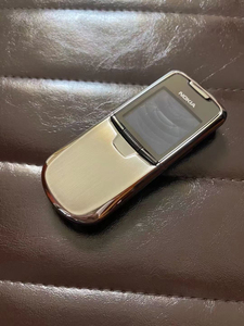 诺基亚8800银色,国行,2005年产,成色不错,手机中的艺