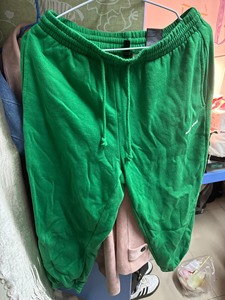 hm的绿色裤子 内部也有标签 内里是磨绒的 颜色很正