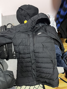 耐克羽绒服背后