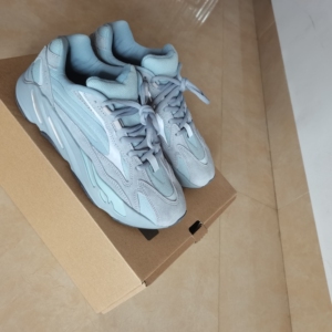 椰子700v2海盐蓝38码 鞋身具有反光效果 鞋底采用阿迪b