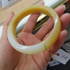 俄罗斯老糖白玉手镯,干净细腻无裂无花,非常漂亮的一支老糖白