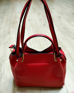 女士红色皮包,可背可手提,内里包可卸,蓝色标注处有折痕瑕疵