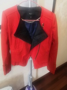moco羊毛短款机车大衣，含羊毛百分之50多，实际红色是有一