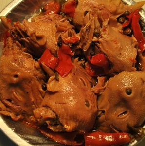 东北散装麻辣鸡头,独家麻辣鲜香味,一斤8个左右,现吃现拍