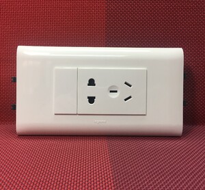 罗格朗 线槽上使用五孔插座 线槽用二三眼插座 滑槽式安装 10a