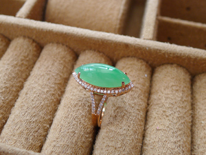 d-3300 阳绿飘花翡翠马眼戒指 18k金伴真钻