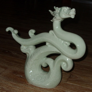 景德镇老瓷雕摆件,吴少雄作品青釉生肖龙《中华之子》,瓷龙摆件