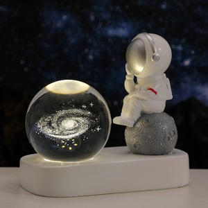 宇航员水晶球摆件创意桌面太阳系太空人小夜灯装S饰品送人生日礼