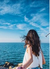 榕岩中的小树霖