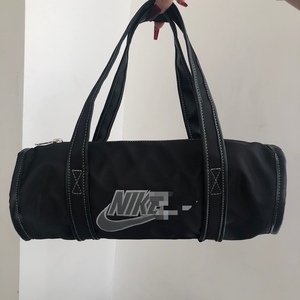 nk腋下包辣妹包包女法棍2021新款圆筒运动休闲手提单肩包复古古着