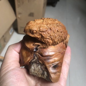 一物一拍太行崖柏天然抱石金蟾手把件招财金蟾摆件