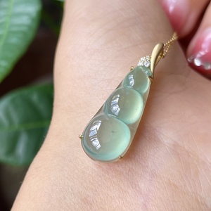 【掌门世家】18k金镶嵌玻璃种晴水翡翠豆子吊坠