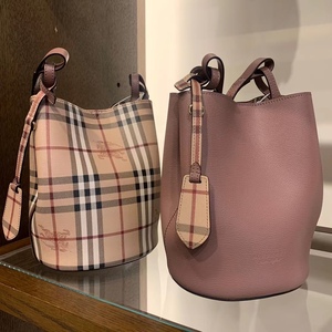 西班牙代burberry 女士经典战马格水桶包 斜跨