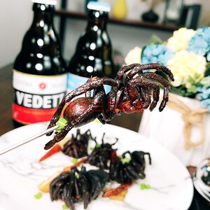 街边特色小吃异域风味油炸大蜘蛛柬埔寨特色烧烤捕鸟蛛食用昆虫子