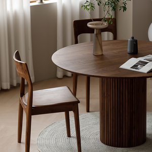 北欧圆形餐桌大小户型原木圆桌北美黑胡桃木简约餐桌椅实木家具