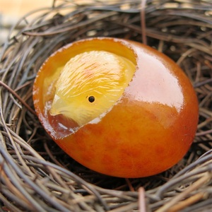 一鸣奇石马达加斯加天然玛瑙原石水冲籽料雕刻手把玩小鸡出壳摆件