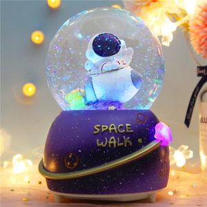 创意太空人水晶球旋转音乐盒摆件送学生男生男孩六一儿童生日礼物