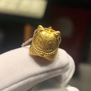 周大福护身虎故宫百宝阁系列护身虎黄金转运珠吊坠专柜编绳