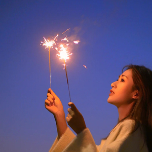 烟花马克笔画新年元旦焰火小女孩仙女放烟花棒孔明灯插画临摹素材