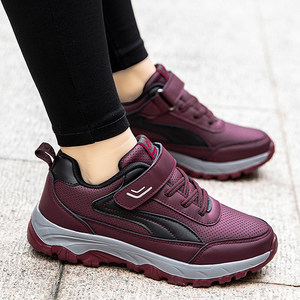 足力健老人鞋女防水皮面妈妈鞋冬季户外保暖运动旅游鞋老年健步鞋
