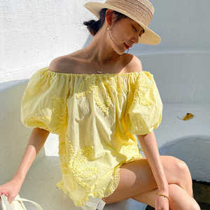 超显瘦黄色刺绣露肩棉质上衣泡泡袖女衬衫法式度假风一字肩娃娃衫
