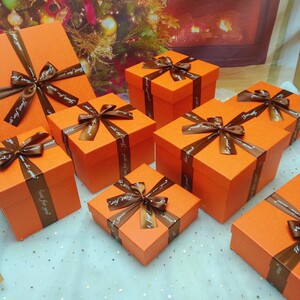 橙色正方形生日礼品盒礼物包装盒橱窗堆头纸盒拍照道具盒定做盒