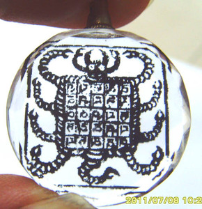 九头铁蝎印直径2.5cm水晶挂件