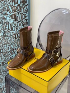 fendi/芬迪新款漆皮马丁靴皮带扣拉链骑士机车靴平底中筒短靴女鞋