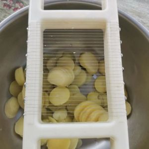 土豆切片器(熟土豆)框架是原料打造存纯钨钢丝一压就出片出片均匀
