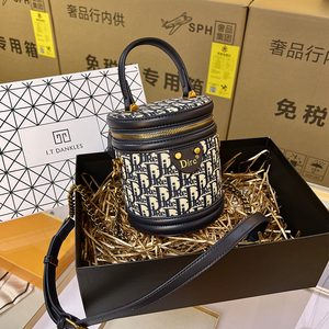 香港大牌奢侈品真皮水桶包女包2024新款高级感刺绣手提单肩圆桶包