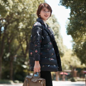 诗燕时装秋冬新款中长款羽绒服女西装领加厚外套上衣82500