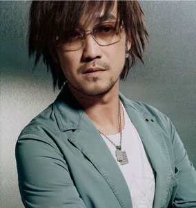 周传雄精品伴奏黄昏青花关不上的窗寂寞沙洲冷我的心太乱花香出卖