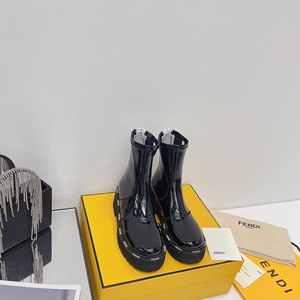 正品代购fendi芬迪 2021秋冬新款女鞋漆皮短筒厚底这个短靴马丁靴