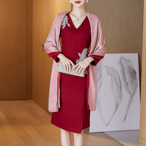 妈妈宴会礼服喜婆婆婚宴装冬装妈妈套装高贵毛呢加厚连衣裙带披肩
