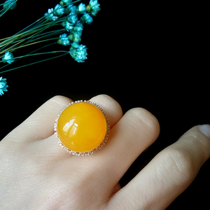 天然原色鸡油黄蜜蜡圆球戒指 18k玫瑰金镶嵌钻石彩宝珠宝精品指环